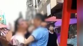 中國大陸,150公斤女子強吻老伯（圖／翻攝自梨視頻）