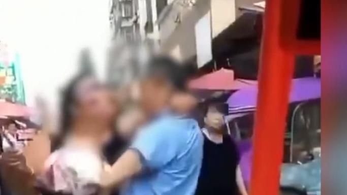 百公斤肥女硬上阿公！慘遭抬神豬逮捕