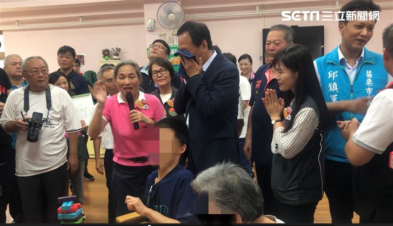 郭台銘哭了！腦麻患者吃力比加油手勢