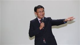 歐盟解除台灣遠洋漁業黃牌　陳吉仲說明歐盟27日解除對台灣遠洋漁業的黃牌警告，農委會從立法監督業者，又數度邀請歐盟官員來台訪查，台灣保護漁業資源的努力，終於獲得國際認可。農委會主委陳吉仲召開記者會說明。中央社記者張皓安攝　108年6月27日