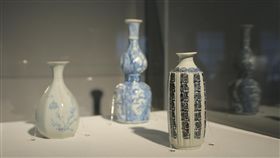 鶯歌陶博館台美日陶藝家聯展（3）新北市立鶯歌陶瓷博物館即日起展出「薪窯之美：台、美、日陶藝家聯展」，其中日本陶藝家豊(增)一雄（Kazuo Toyomasu）以傳統技法燒製出當代青花瓷與白瓷，作品典雅沉靜。圖為豊(增)一雄作品「福字稜角酒瓶」。（鶯歌陶博館提供）中央社記者葉臻傳真　108年6月25日