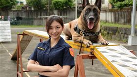 祈錦鈅魅力無法檔，緝毒爆破犬警官小淘想偷舌吻。（圖／固力狗娛樂提供）