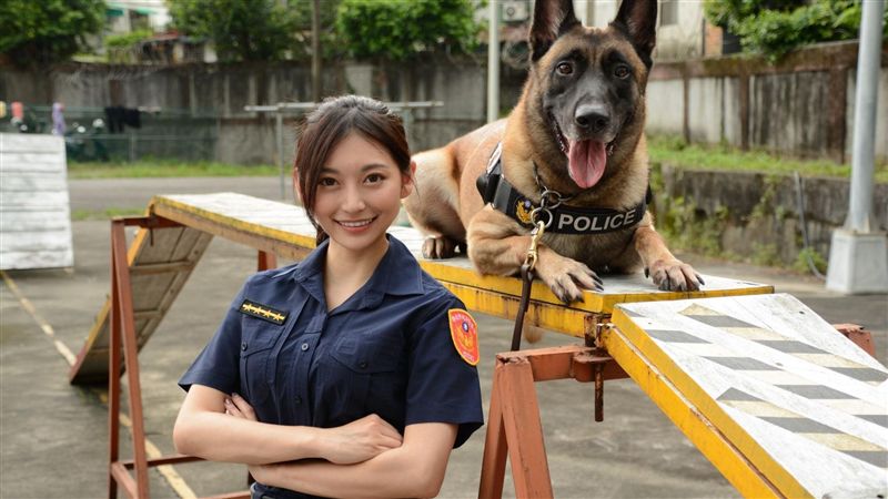 國民女友扮俏麗員警！牠竟肖想舌吻