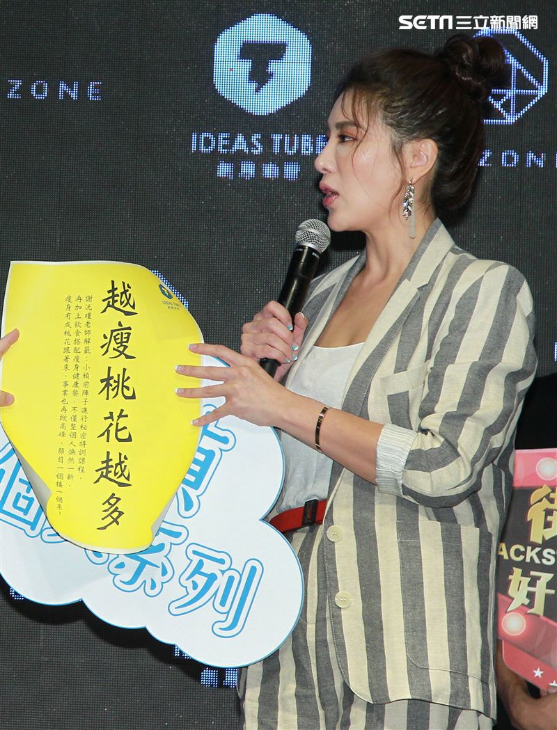 小禎主持一個人系列。（記者邱榮吉/攝影）