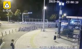 大陸,湖北,情侶,潑糞,流量,點閱。(圖/翻攝自梨視頻)