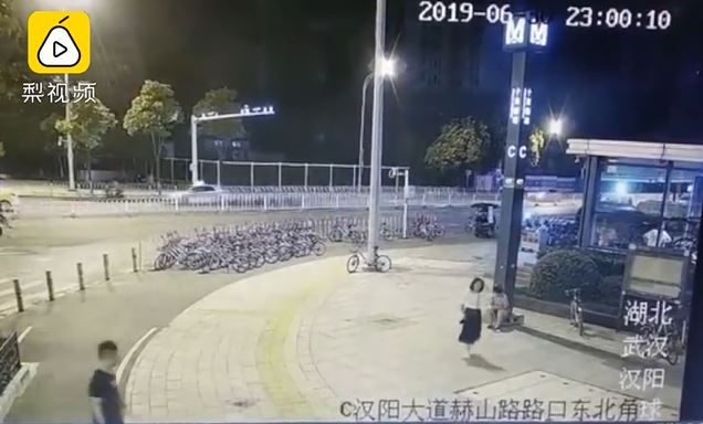 瘋求點閱率　想紅情侶隨機向路人潑糞