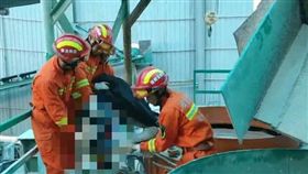 中國大陸建材廠工人遭碎石機絞死（圖／翻攝自澎湃新聞）