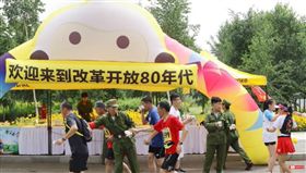 大陸,馬拉松,補給品,大媽,哈爾濱。(圖/翻攝自YOUTUBE)