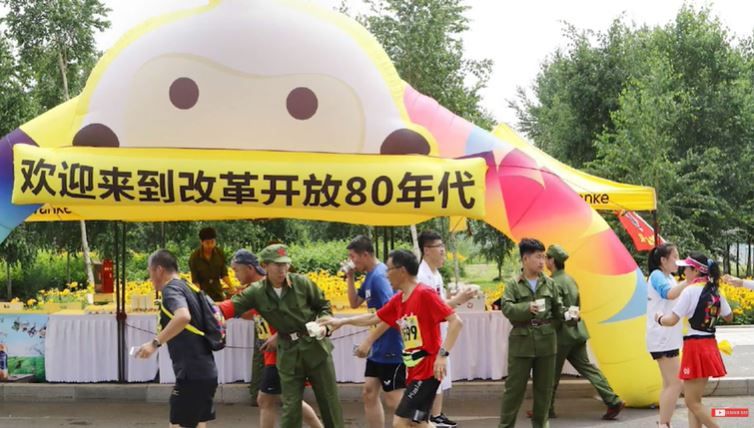 大媽卯勁搶補給品　馬拉松選手沒水喝