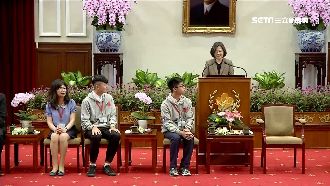 小英說到做到　實現對機器人選手承諾