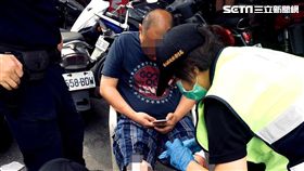 邱男在案發現場接受救護人員治療（民眾提供）
