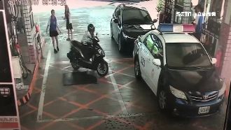 加油沒熄火！女騎士誤催油門直撞警車