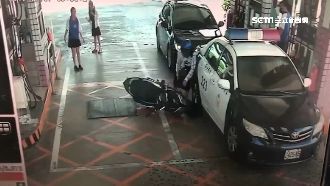 女騎士加油未熄火　疑誤催油門撞警車