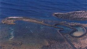 大量高經濟拉崙游入澎湖七美雙心石滬　澎湖七美知名景點雙心石滬8日被發現有大量高經濟價值魚種、俗稱「拉崙」的雙帶(魚參)入滬，由當地民眾合力捕撈上岸分賣。（資料照片）中央社　108年7月9日