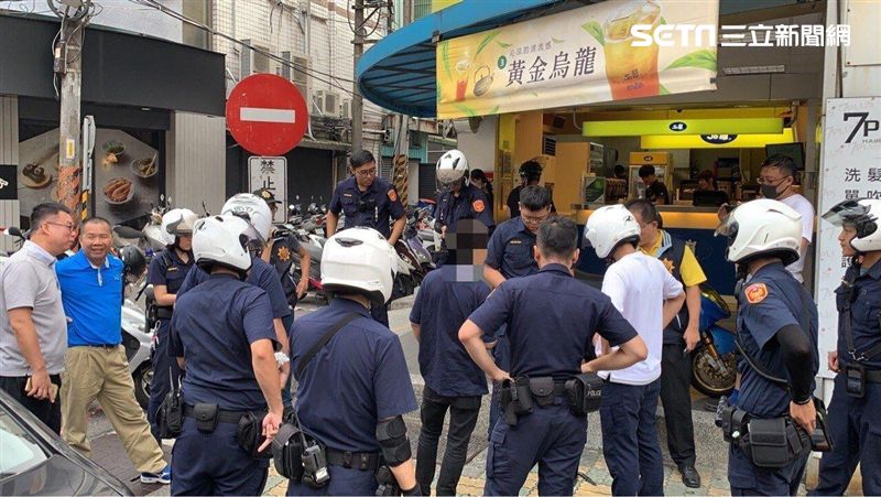 刺青男帶4刀尋仇　打赤膊閒晃嚇壞人