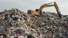 斗六垃圾轉運站堆積垃圾飄惡臭遭抗議雲林斗六垃圾轉運站位在斗六市虎尾里虎尾溪旁，隔著溪流北邊就是莿桐鄉大美村，由於站內堆積垃圾尚未去化，近日炎熱天氣讓垃圾發酵，臭味隨風往北飄，大美村首當其衝，當地村民受不了，9日拉起布條抗議。（檔案照片）中央社記者葉子綱攝  108年7月9日