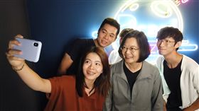 蔡英文總統9前往狄卡科技股份有限公司（Dcard）參訪，持續關心台灣新創產業發展情形。(圖/翻攝蔡英文臉書)