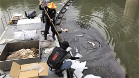 棄置廢油污染高雄寶珠溝（1）高雄市三民區愛河流域的寶珠溝遭鐵工廠偷偷排放廢油，導致水面有大量漂浮油污，環保局啟動橫向聯繫水利局暫勿開啟閘門，並以攔油索及吸油棉清除河面上油污。（高雄市環保局提供）中央社記者王淑芬傳真 108年7月9日