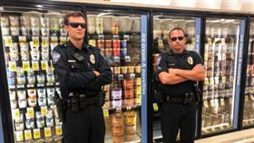 伸舌大「舔」冰淇淋引發模仿　德州警察冰櫃前站崗防噁客（圖／翻攝自@kellerpolice Twitter）