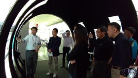 翁章梁觀摩大阪治水經驗（1）嘉義縣長翁章梁（左2）日前率團參訪日本西大阪治水事務所，希望汲取大阪府治水經驗，作為縣府治水參考。圖為翁章梁等人參訪海嘯高潮防禦中心。（嘉義縣府提供）中央社記者江俊亮傳真　108年7月9日