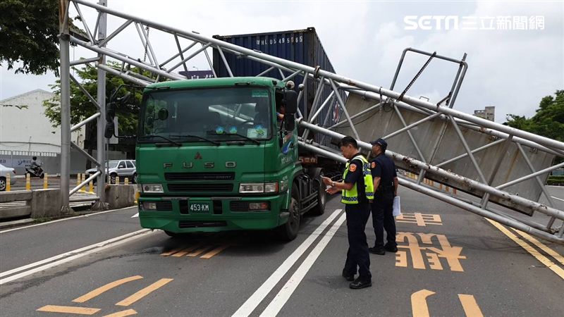 快訊／限高架墜砸車　鐵架橫插貨櫃車