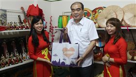 新住民開南向百貨　移民署前往勉勵越南新住民童氏容（左）、黎雪娥（右）在台南開設「容娥南向百貨」，以文化商品協助台、越交流。移民署長邱豐光（中）9日前往勉勵。（移民署提供）中央社記者楊思瑞台南傳真　108年7月9日