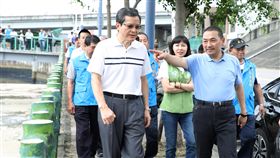 侯友宜視察蘆洲排水工程新北市長侯友宜（前右）9日視察蘆洲排水幹線整治第一期工程，他表示，工程已完工，將提升蘆洲地區的排水防洪功能。（新北市府提供）中央社記者黃旭昇新北傳真  108年7月9日