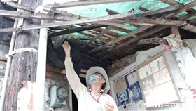 疾管署防疫人員於台南市中西區開山里查核孳生源。（圖／疾管署提供）