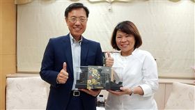 台鐵局長拜會黃敏惠　協商嘉義鐵路高架化台鐵局長張政源（左）8日拜會嘉義市長黃敏惠（右），雙方就鐵路高架計畫的嘉義火車站專區交換意見，未來將透過「合作開發溝通平台」工作小組合作，創造雙贏契機。中央社記者江俊亮攝　108年7月8日