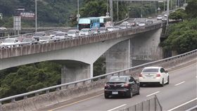 國道5號北上路段午後漸壅塞端午節3天連假來到第2天，國道5號8日下午出現提前北返車流，高公局原預測國5北上路段可能塞至晚上10時，頭城（台9礁溪轉運站）至坪林行車時間為平日7倍，但實際狀況是中午過後才漸漸壅塞。中央社記者鄭傑文攝　108年6月8日