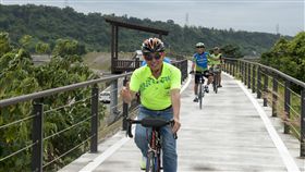 台中秘境忘憂谷堤頂自行車道啟用  車友先體驗台中秘境忘憂谷堤頂自行車道啟用，台中市議員吳敏濟（前）9日邀車友試騎體驗，並提出改善部分鋪面等多項意見。中央社記者郝雪卿攝  108年7月9日