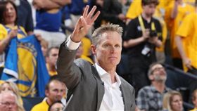 NBA／柯爾「下勾」飆進中場三分！
NBA,季後賽,金州勇士,Steve Kerr,Logo Shot,三分球
翻攝自推特