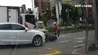 騎士摔車！疑誤觸油門　下秒失控暴衝