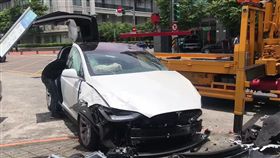 台北,特斯拉,車禍,公車,肇事責任,車頭半毀。翻攝畫面
