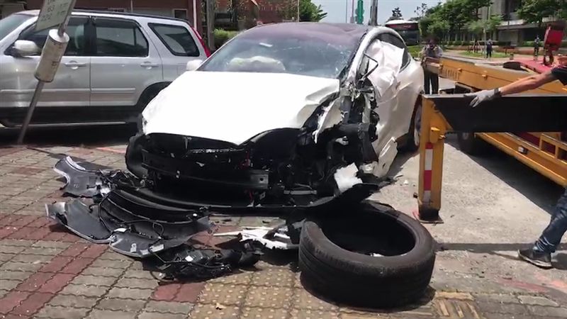 特斯拉與公車相撞　車頭半毀損失慘重