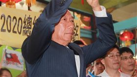 中職桃猿隊交易  郭台銘爆上週要簽約遭政治干涉中華職棒Lamigo桃猿隊日前宣布有意轉賣球隊，居中牽線的國民黨總統初選參選人郭台銘（前）10日說，「本來上禮拜要簽約，也出了幾乎最高價」，但遭不明政治人士干涉交易。中央社記者王朝鈺攝  108年7月10日