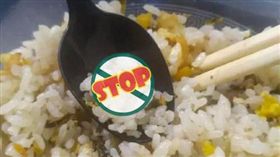 點外賣見「小強躺飯中」！老闆神回：不能證明蟑螂我家的（圖／翻攝自微博）