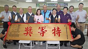 苗栗縣東方美人茶評鑑  鄧國權茶園奪特等（1）苗栗縣108年東方美人茶評鑑競賽成績9日揭曉，由頭份市鄧國權茶園奪下特等獎，苗栗縣長徐耀昌（左4）前往頒獎祝賀。（苗栗縣政府提供）中央社記者管瑞平傳真  108年7月9日