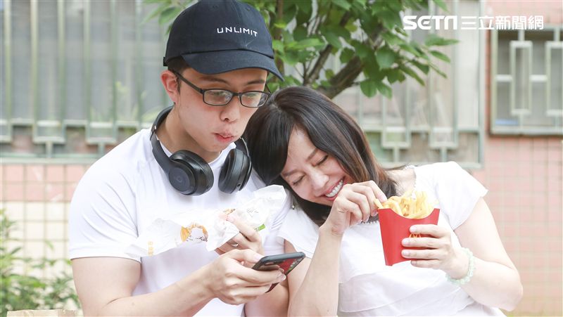 母子終同框！孫安佐無視狄鶯狂滑手機