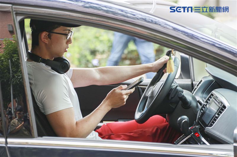 狄鶯與孫安佐一同做公益影片拍攝。（記者林士傑/攝影）