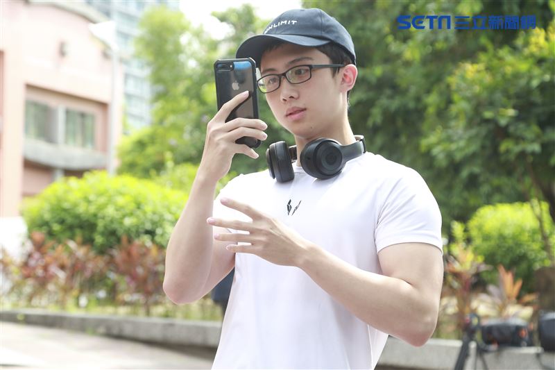 狄鶯與孫安佐一同做公益影片拍攝。（記者林士傑/攝影）