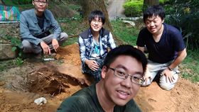 收集10萬隻白蟻  興大發現白蟻真菌共生關鍵國立中興大學昆蟲系、植病系耗時4年研究，攜手破解白蟻與真菌共生的關鍵機制，研究成果刊登國際期刊。圖為團隊成員梁維仁（後左）、關貫之（後中）、邱俊禕（前）、歐玠皜（後右）。（興大提供）中央社記者趙麗妍傳真  108年7月10日