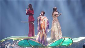 金曲30　S.H.E合體獻唱（1）第30屆金曲獎29日晚間在台北小巨蛋盛大舉行頒獎典禮，女子團體S.H.E擔任表演嘉賓，合體獻唱十七等歷年經典歌曲。中央社記者吳家昇攝　108年6月29日