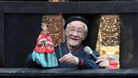 戲春大稻埕　陳錫煌示範操偶大稻埕創意街區發展協會策畫第3屆「戲春大稻埕」活動，26日在台北霞海城隍廟舉行記者會，現場請來國寶級布袋戲大師陳錫煌示範操偶。中央社記者張皓安攝　108年2月26日
