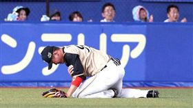 ▲王柏融撲接飛球傷到右肩。（圖／翻攝自推特）