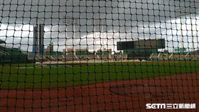 ▲高雄澄清湖球場因雨延賽。（圖／記者蕭保祥攝影）