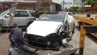 百萬特斯拉全毀！疑試駕超速撞3車