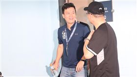 桃猿轉手傳多家競標　領隊：請給我們多點時間中職Lamigo桃猿隊領隊劉玠廷（左）6日表示，3日剛宣布要轉賣球隊，現階段還在蒐集資訊，主要考量點是桃猿球迷、桃園市民，以及全體隊職員的將來，希望可以有整體的規畫，「請給我們多一點時間」。中央社記者張新偉攝　108年7月6日