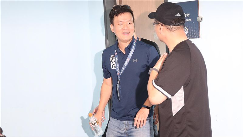 游象富拜訪桃猿球團　鴻海：個人身分
