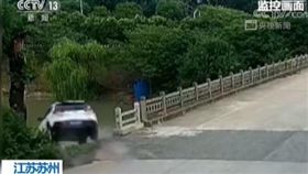 江蘇,開車,墜河,溺死,熊孩子,吵鬧,安全座椅。(圖/翻攝自央視新聞)